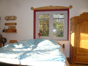 Blick über das Bett nach draußen