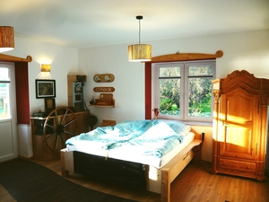 Das Fenster am Bett schaut auf den Wald